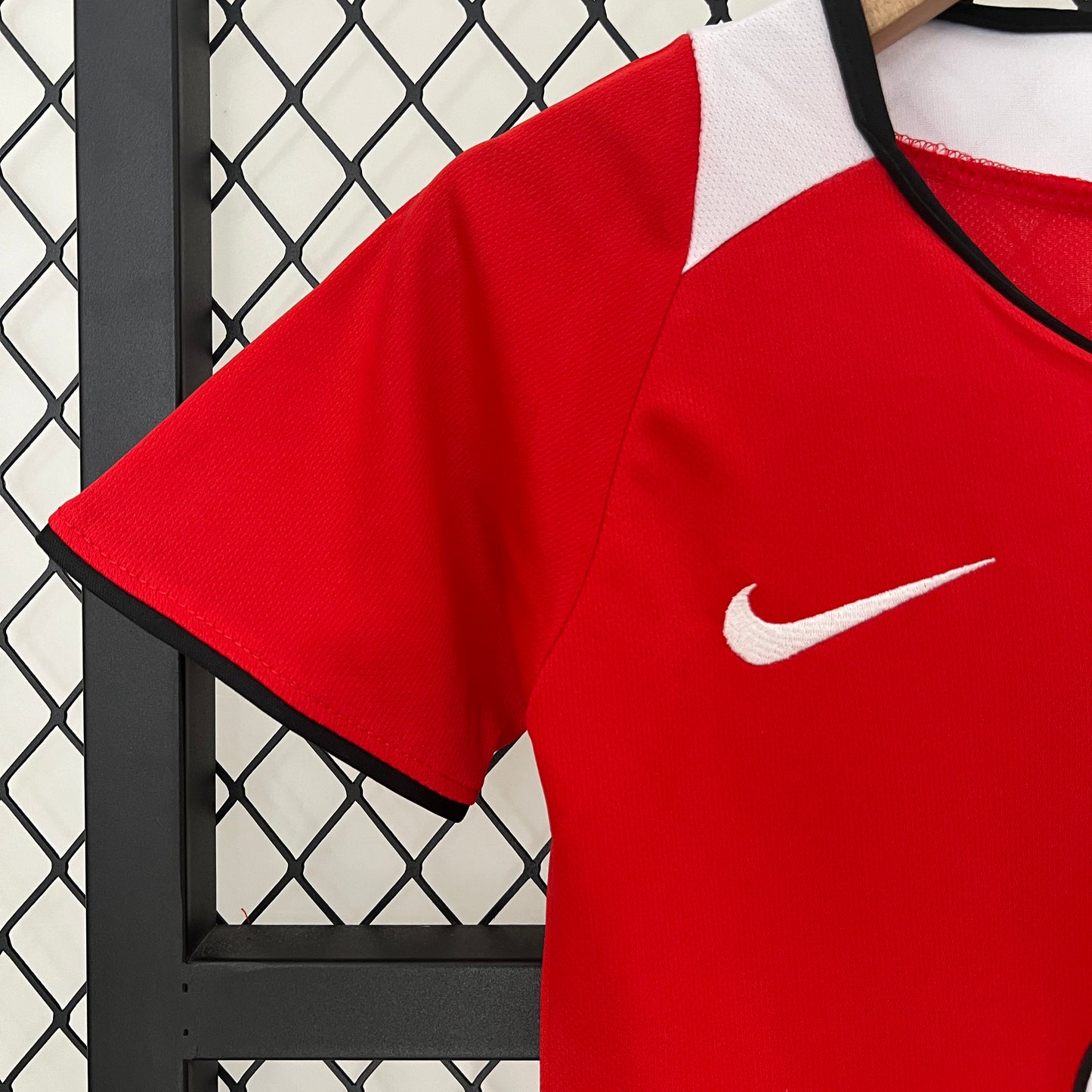 Kit infantil Manchester United RetrƓ Home 2005 . - Vermelho