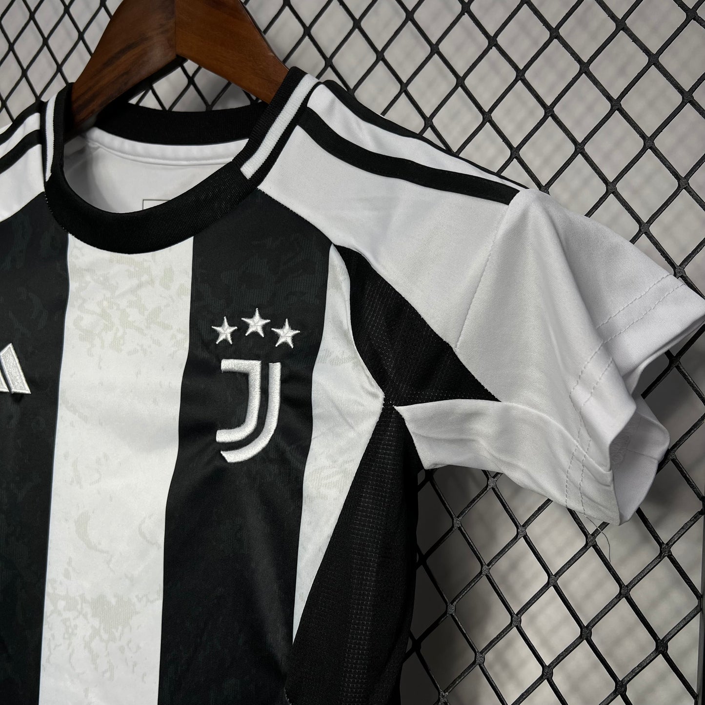 Kit Infantil Juventus Home 24/25 . - Branca e Preta