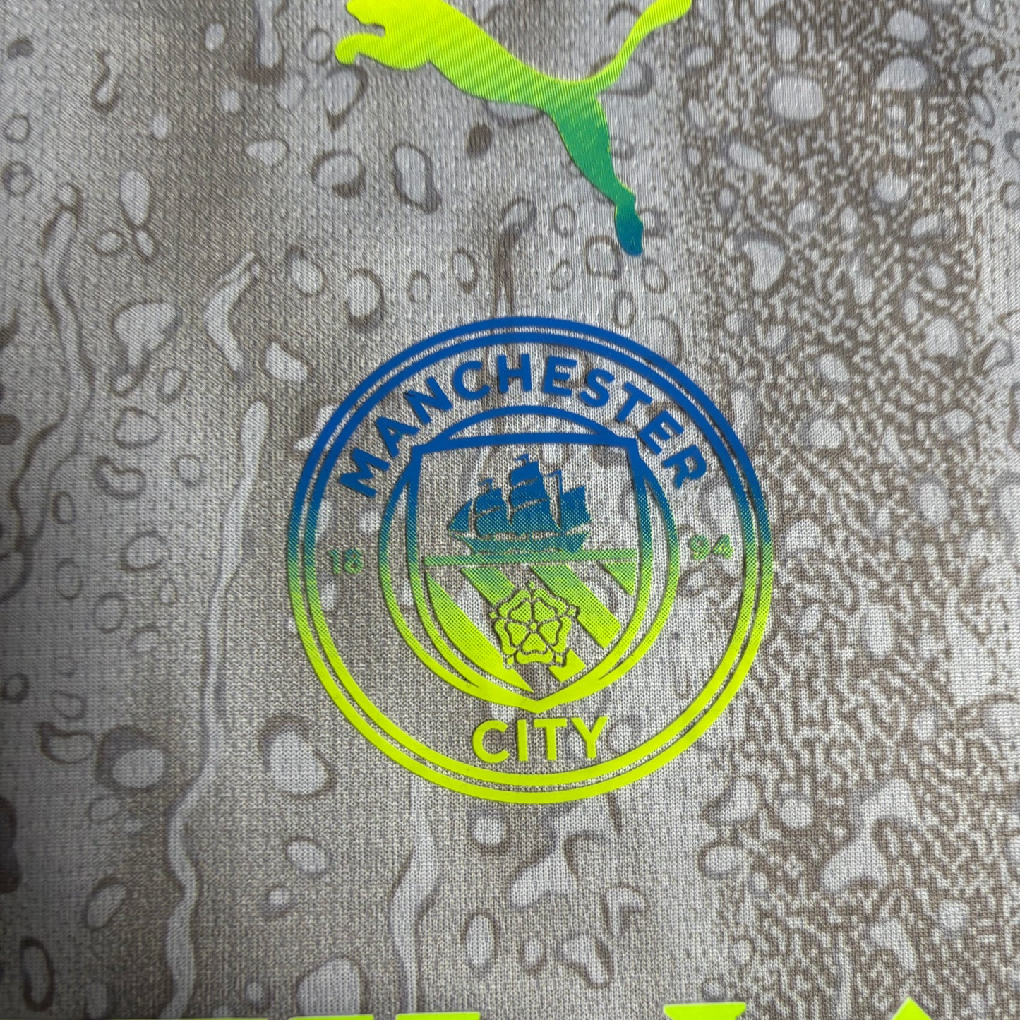 Kit Infantil Manchester City Fourth 25/26 . - Cinza