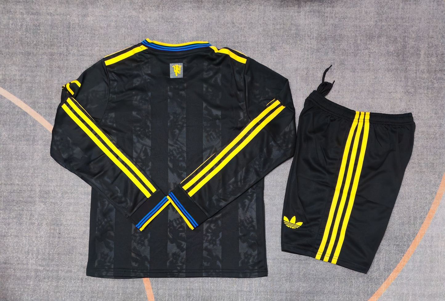 Kit infantil Manchester United Away Manga Longa 25/26 . - Preto