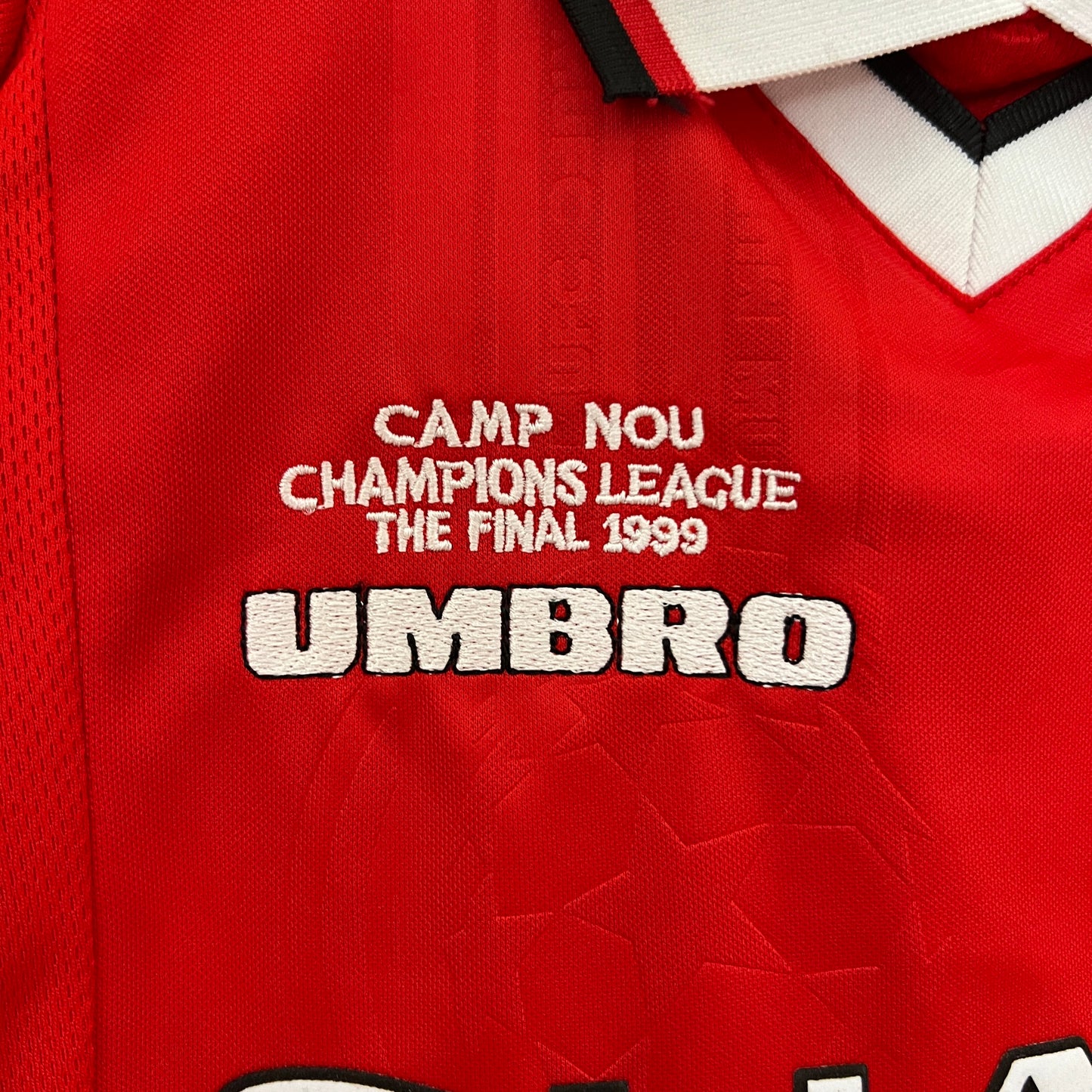 Kit infantil Manchester United RetrƓ Home 1999 . - Vermelho