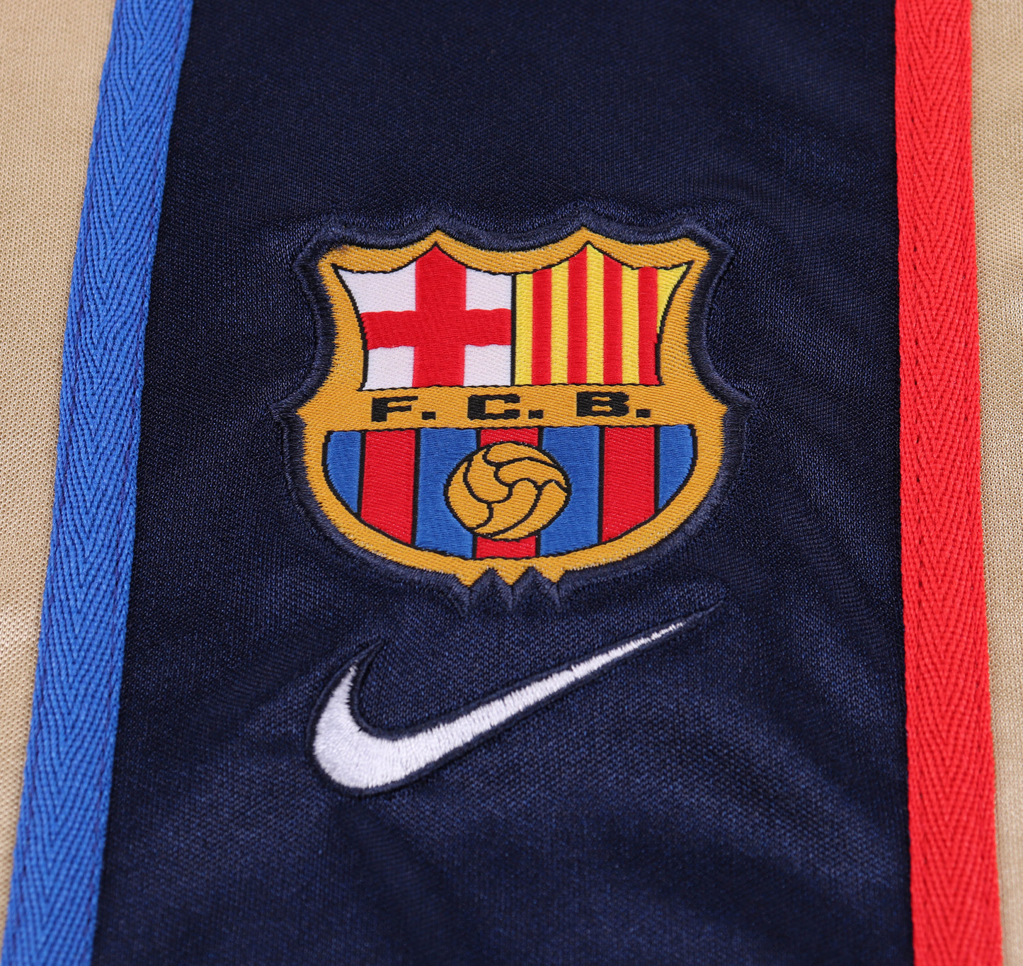 Kit Infantil Barcelona Away RetrƓ 01/02 - Dourado