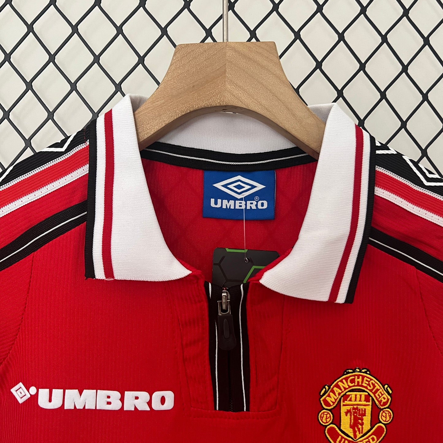 Kit infantil Manchester United RetrƓ Home 1999 . - Vermelho
