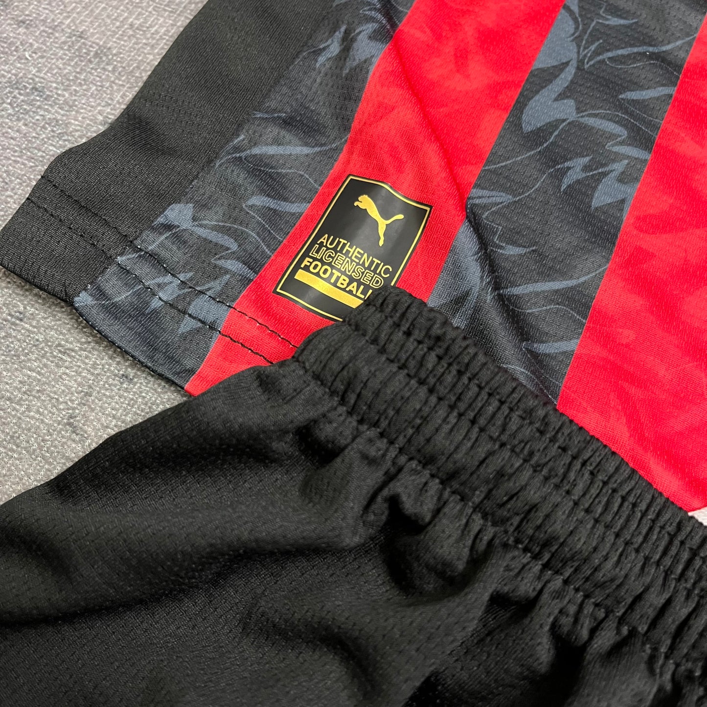 Kit Infantil Milan Home 25/26 . - Vermelho e Preto