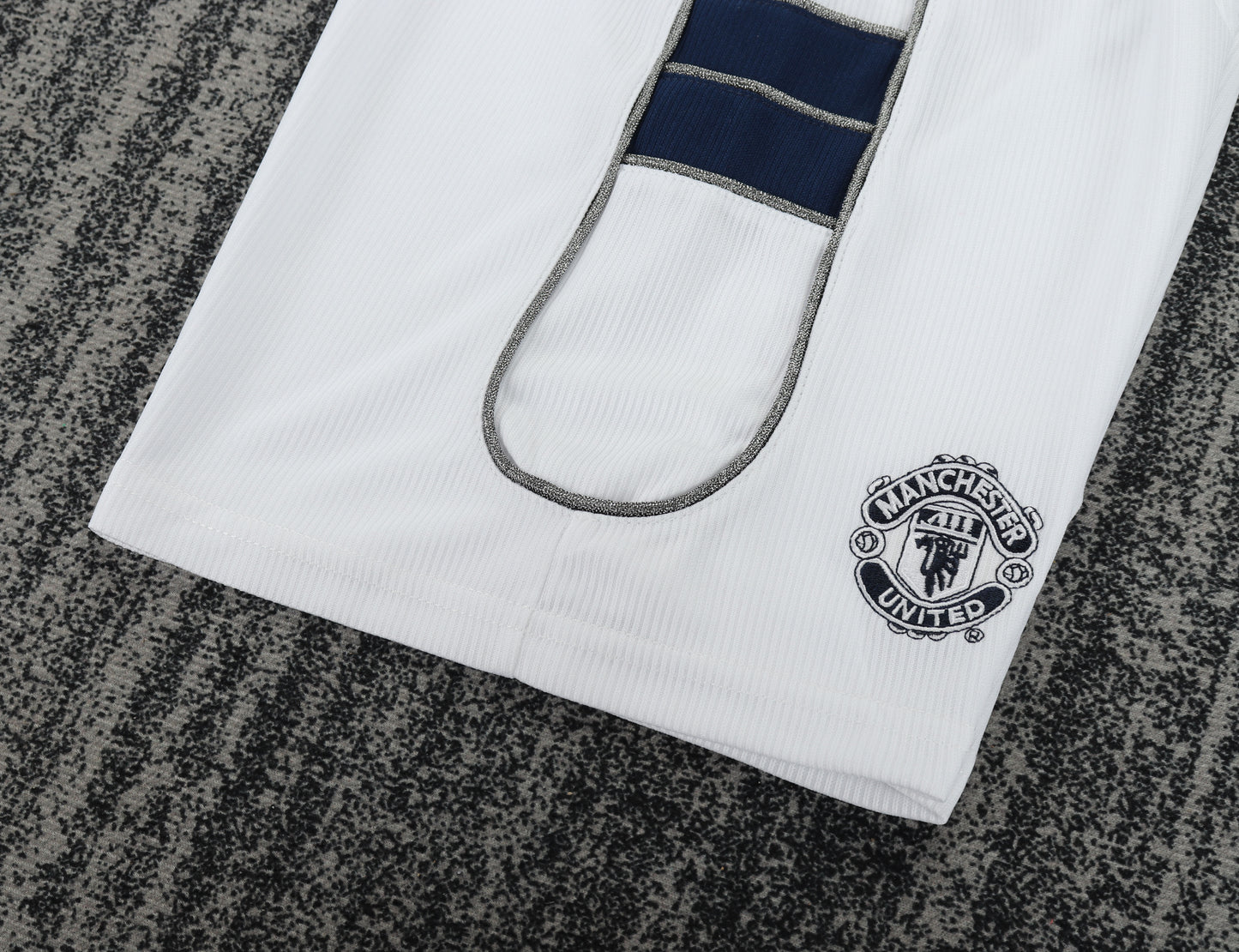 Kit infantil Manchester United RetrƓ Third 00/01 . - Branco
