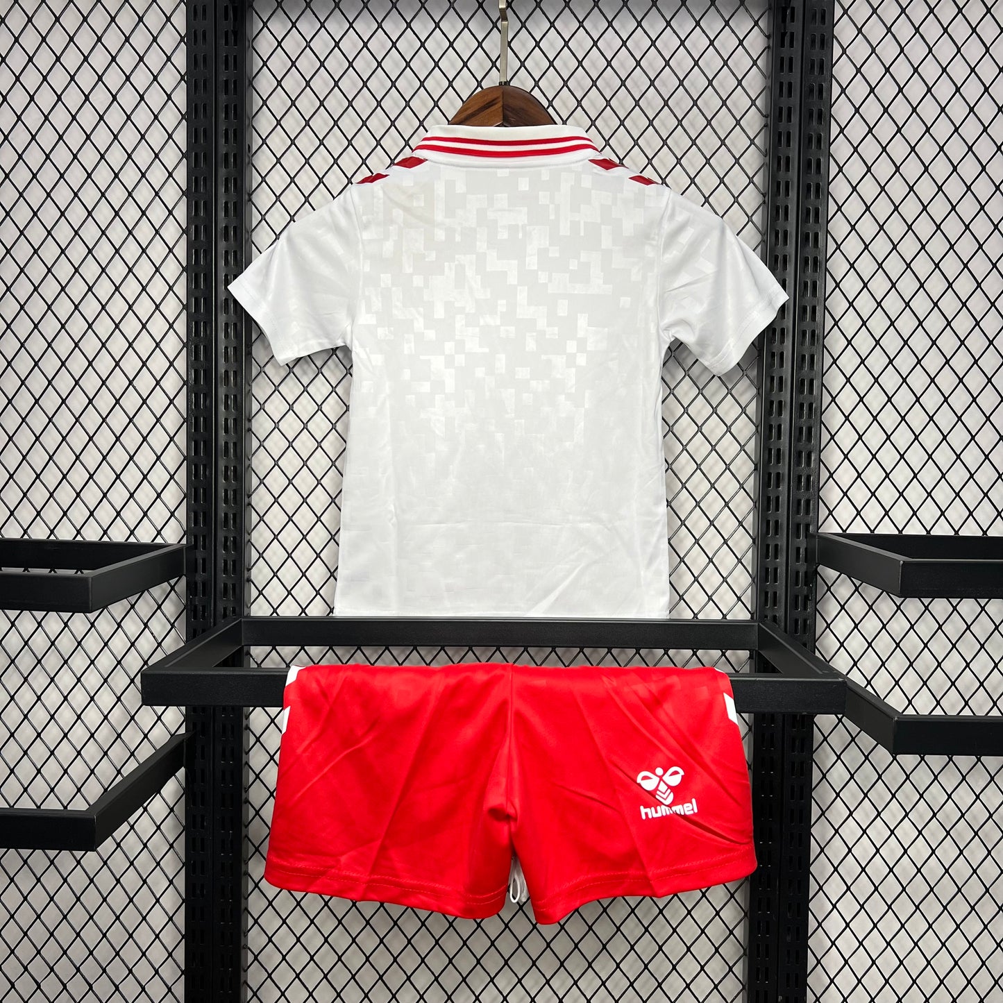 Kit Infantil Dinamarca Away 24/25 Hummel -Branco e Vermelho