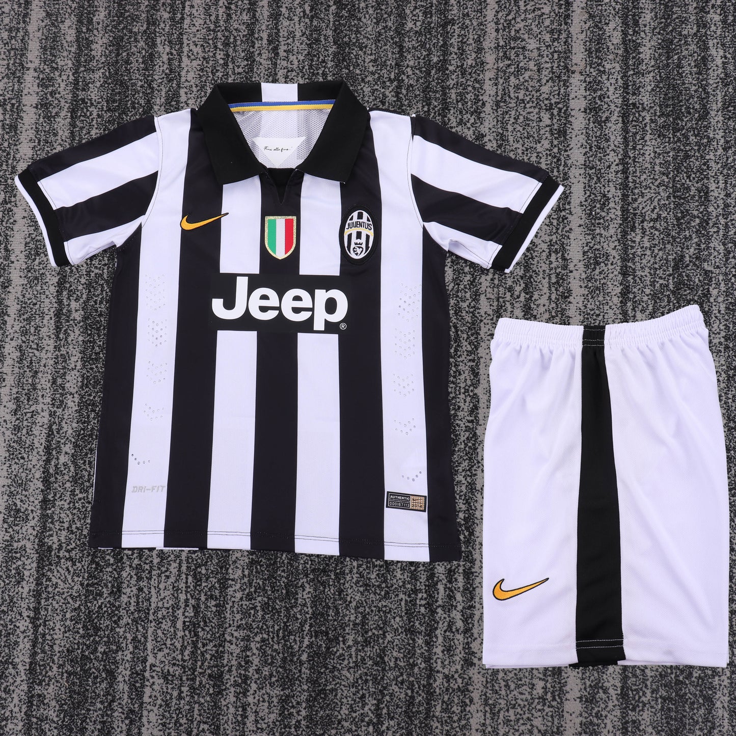 Kit Infantil Juventus Home Retrô 14/15 - Preto e Branco