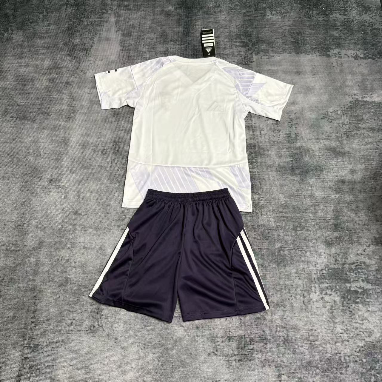 Kit infantil Manchester United Away 25/26 . - Branca