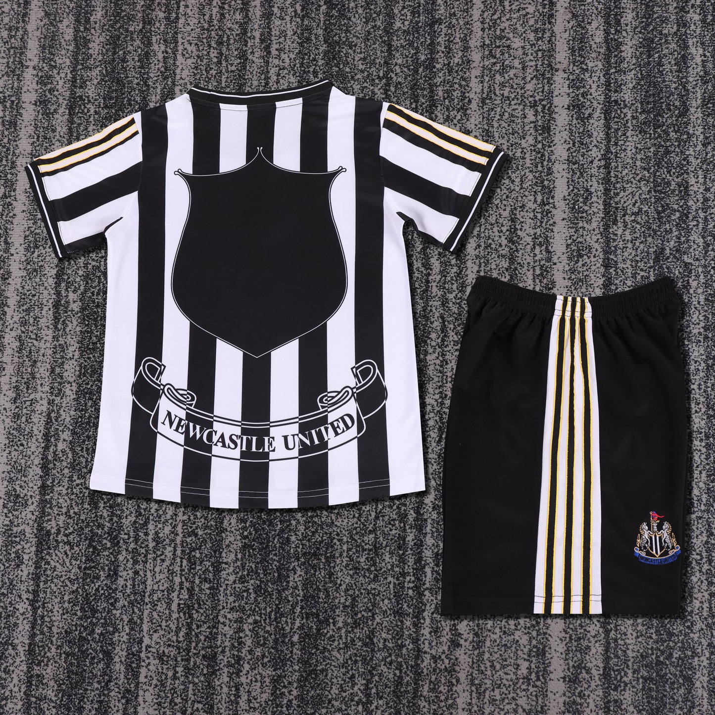 Kit infantil NewCastle Retrô Home 97/98 . - Preto e Branco