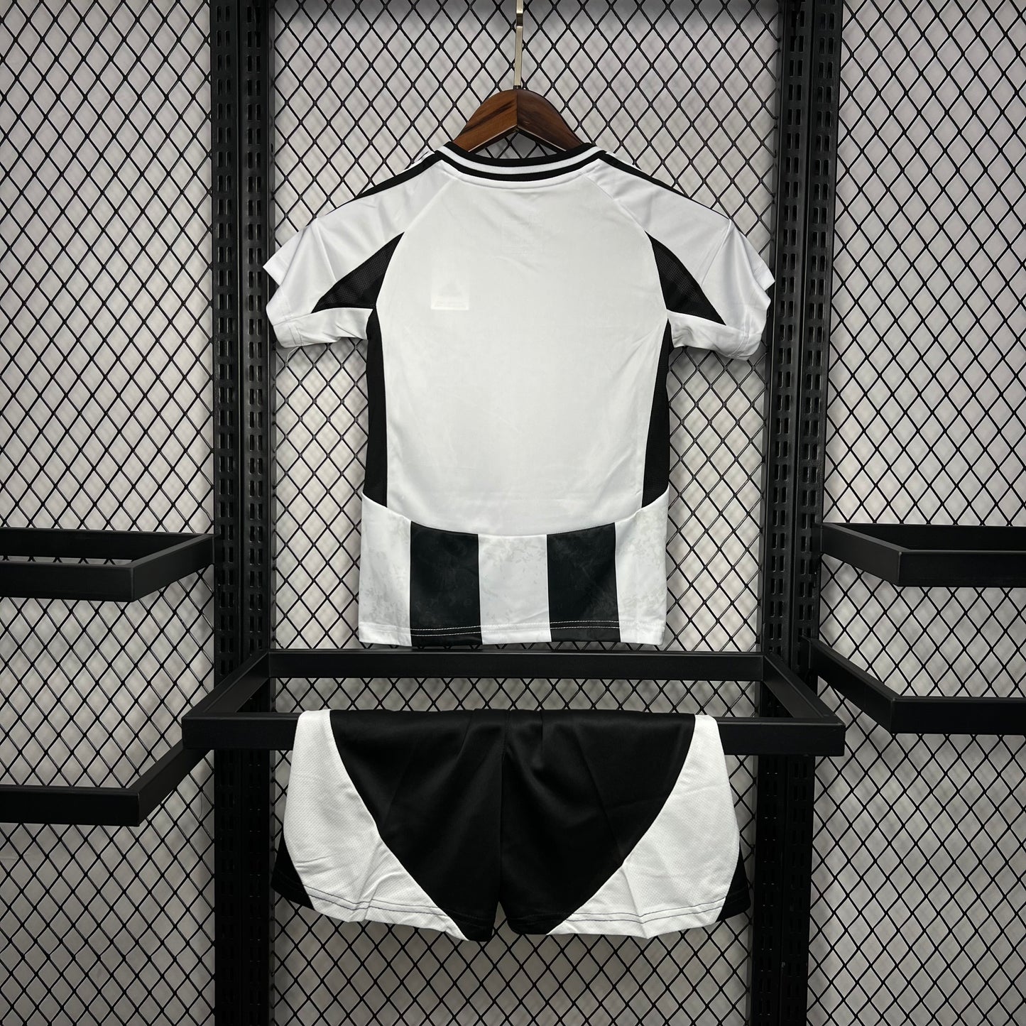 Kit Infantil Juventus Home 24/25 . - Branca e Preta