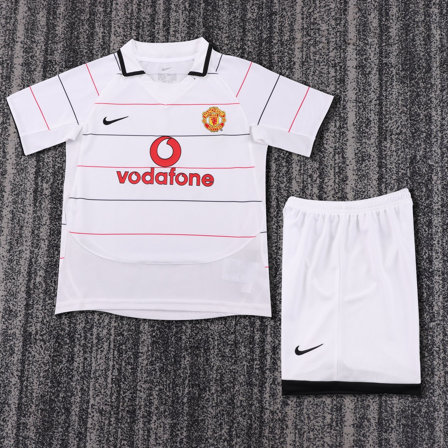 Kit infantil Manchester United Retrô Away 2003 . - Branca