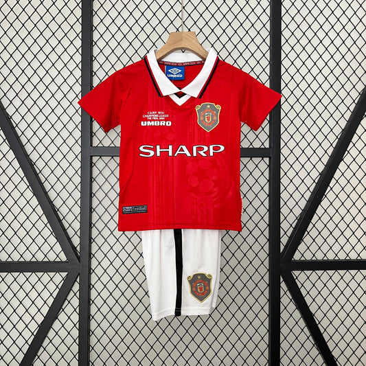 Kit infantil Manchester United Retrô Home 1999 . - Vermelho