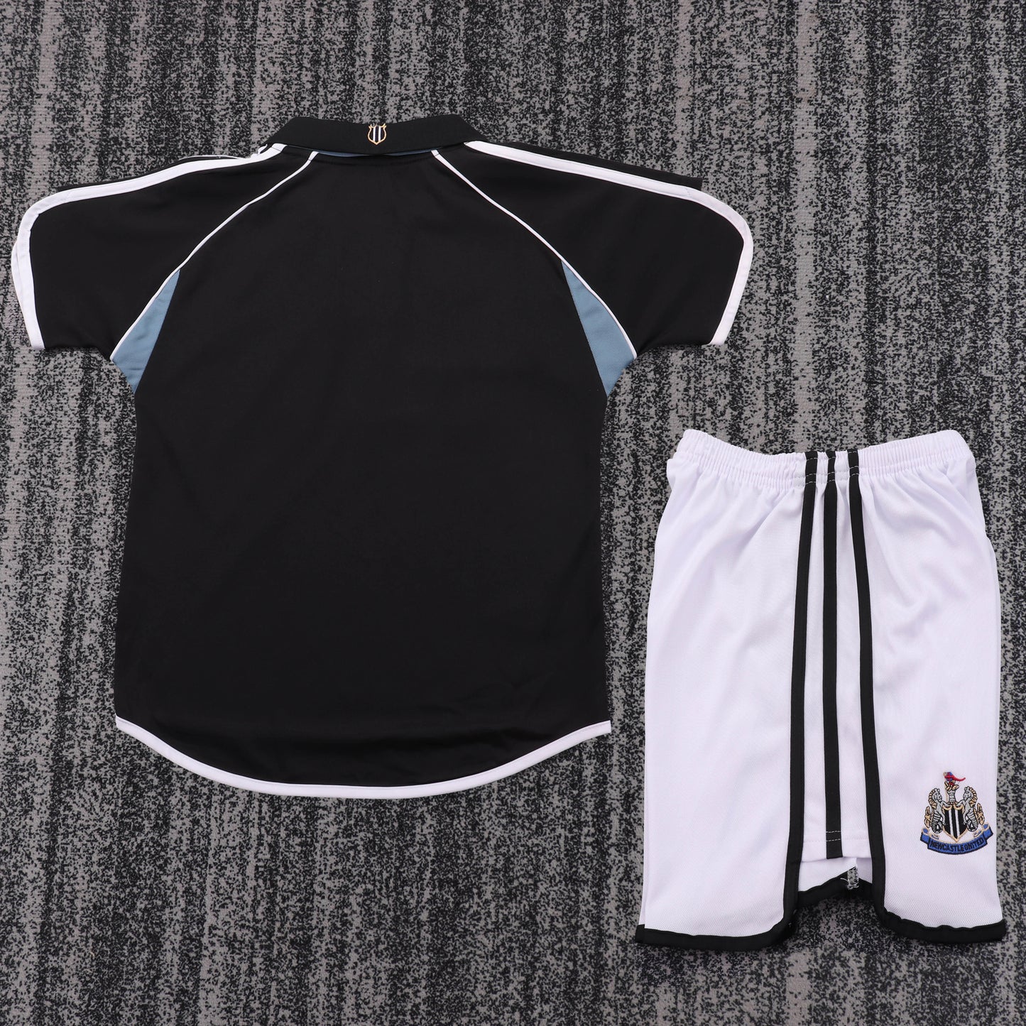 Kit infantil Newcastle Retrô Away 00/01 . - Preto