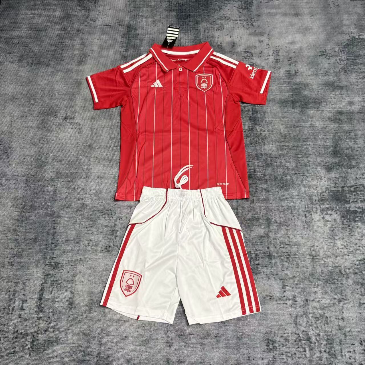 Kit Infantil Nottingham Forest Home 25/26 - Vermelho