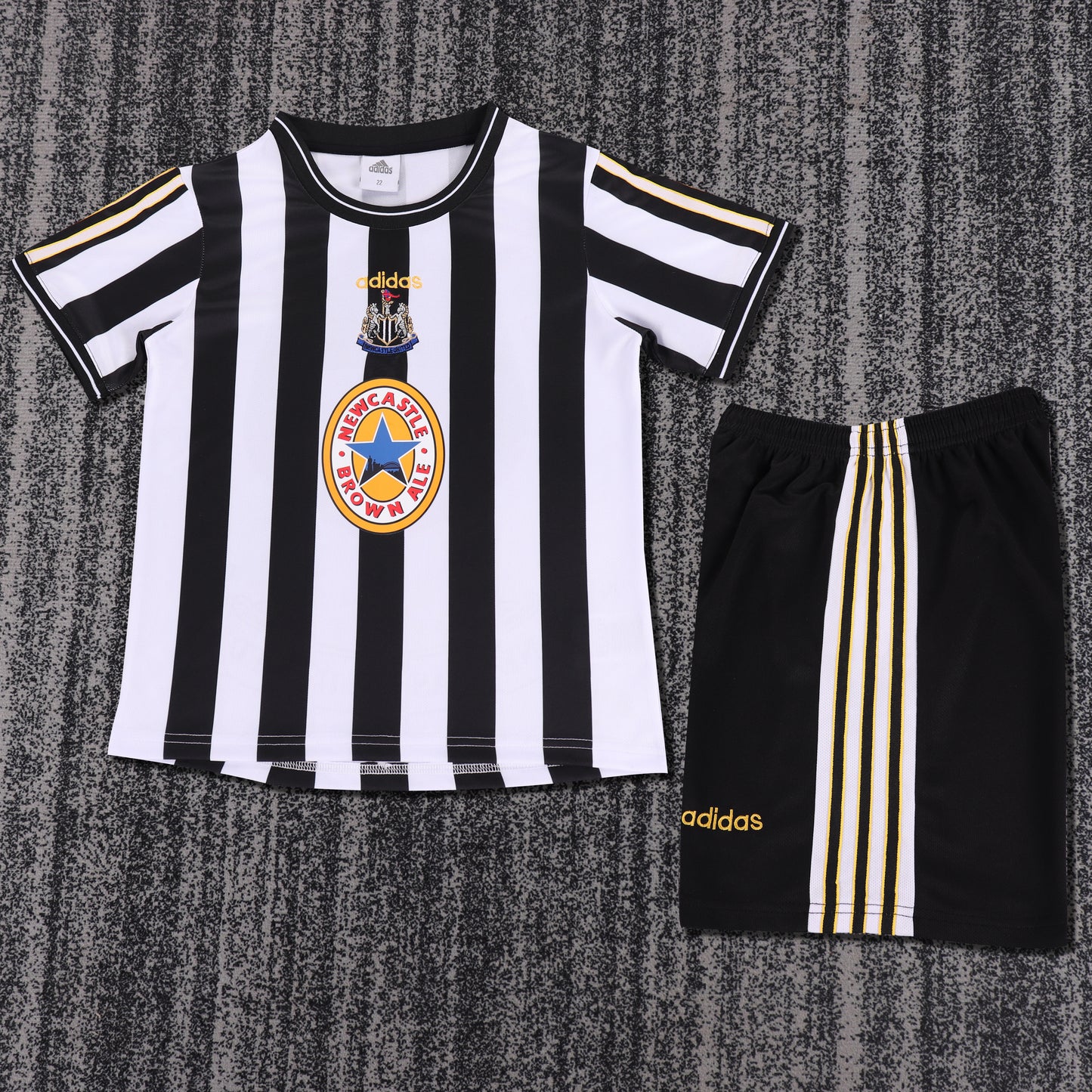 Kit infantil NewCastle Retrô Home 97/98 . - Preto e Branco