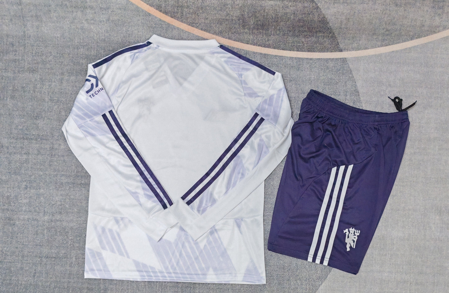 Kit infantil Manchester United Away Manga Longa 25/26 . - Branco