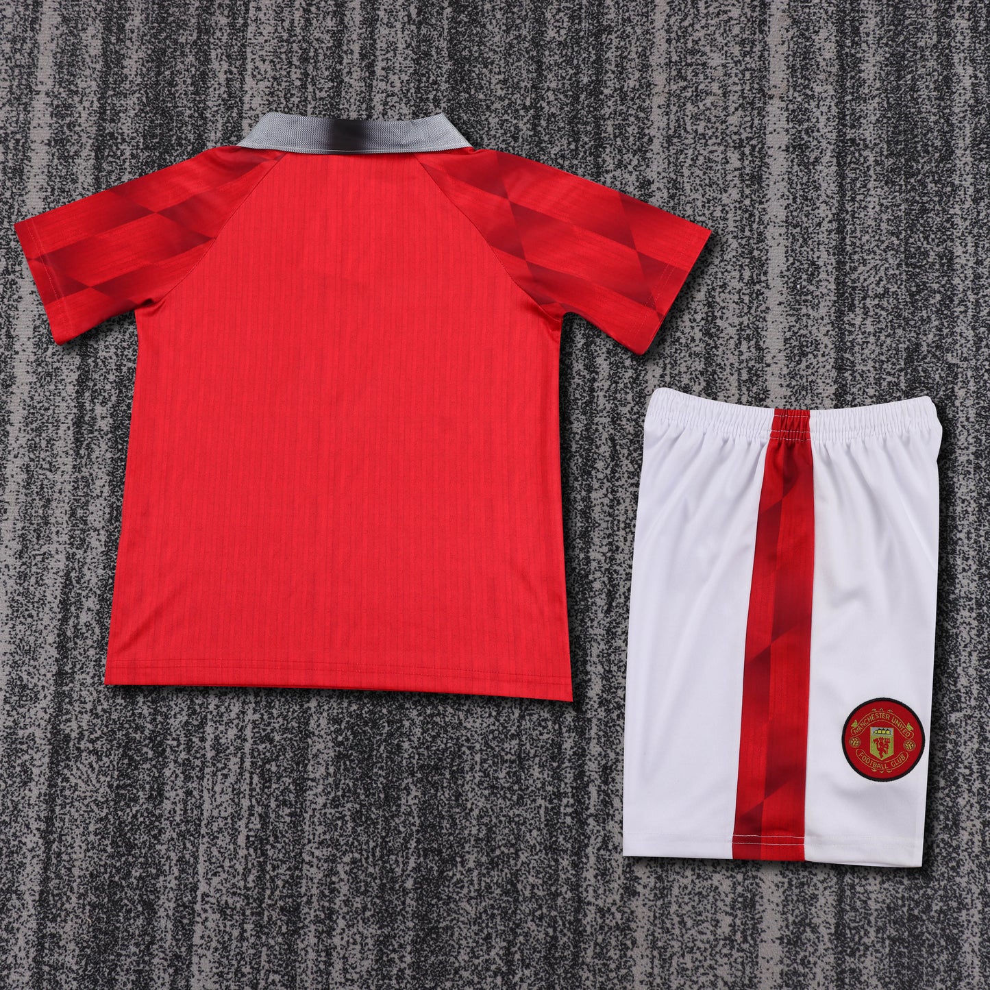 Kit infantil Manchester United Retrô Home 96/97 . - Vermelho
