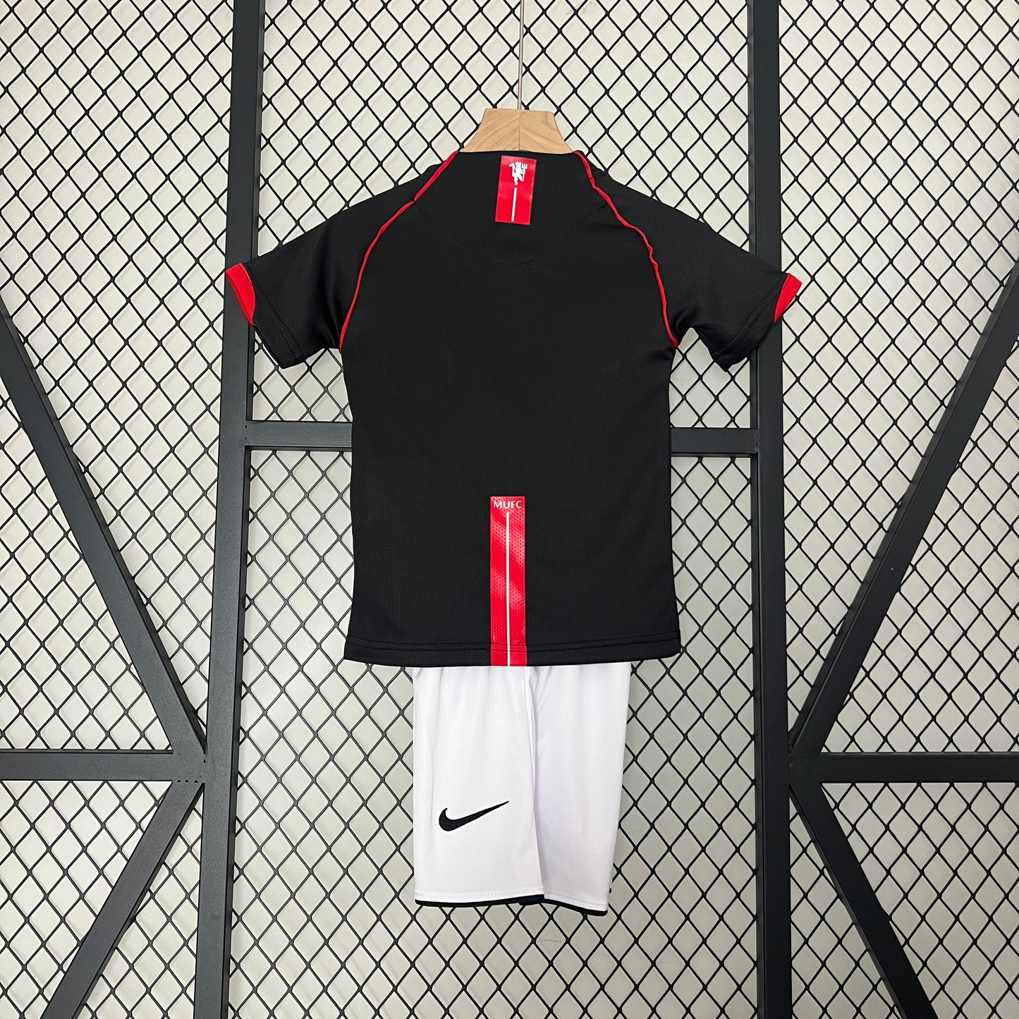 Kit infantil Manchester United Retrô Away 2008 . - Preto