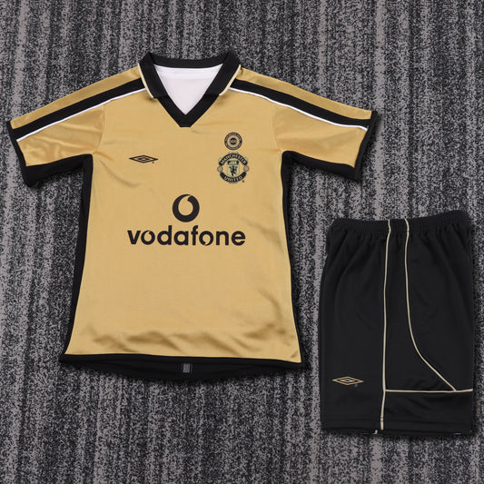 Kit infantil Manchester United Retrô Away 01/02 . - Dourado