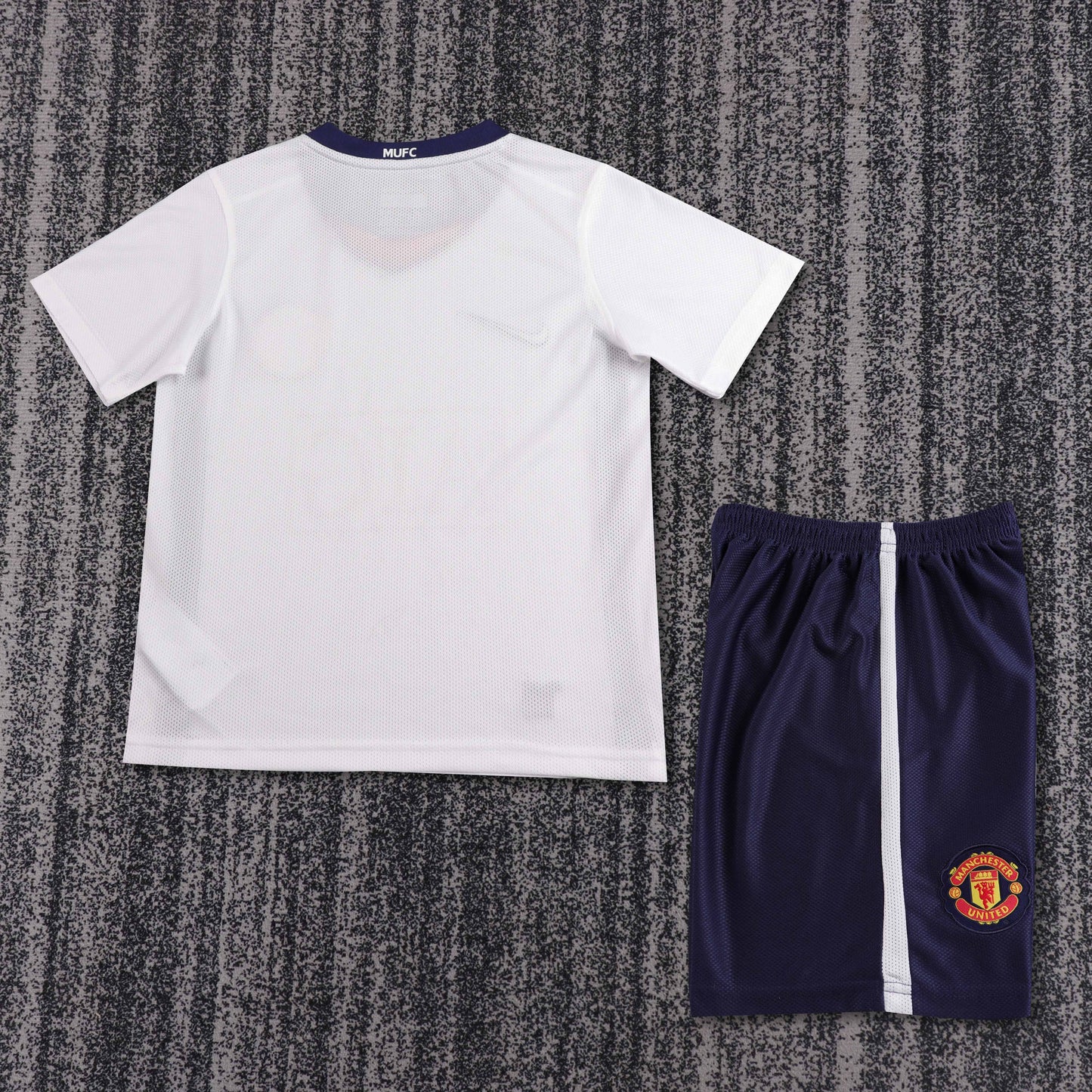 Kit infantil Manchester United Retrô Third 2009 . - Branco