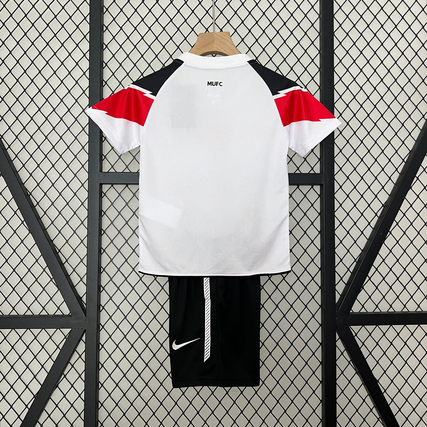 Kit infantil Manchester United Retrô Away 2010 . - Branca
