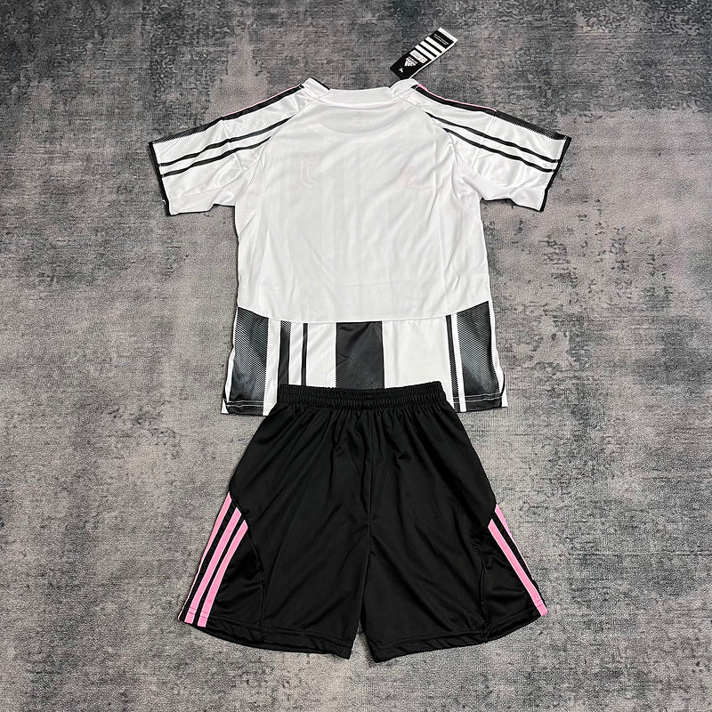 Kit Infantil Juventus Home 25/26 . - Branca e Preta