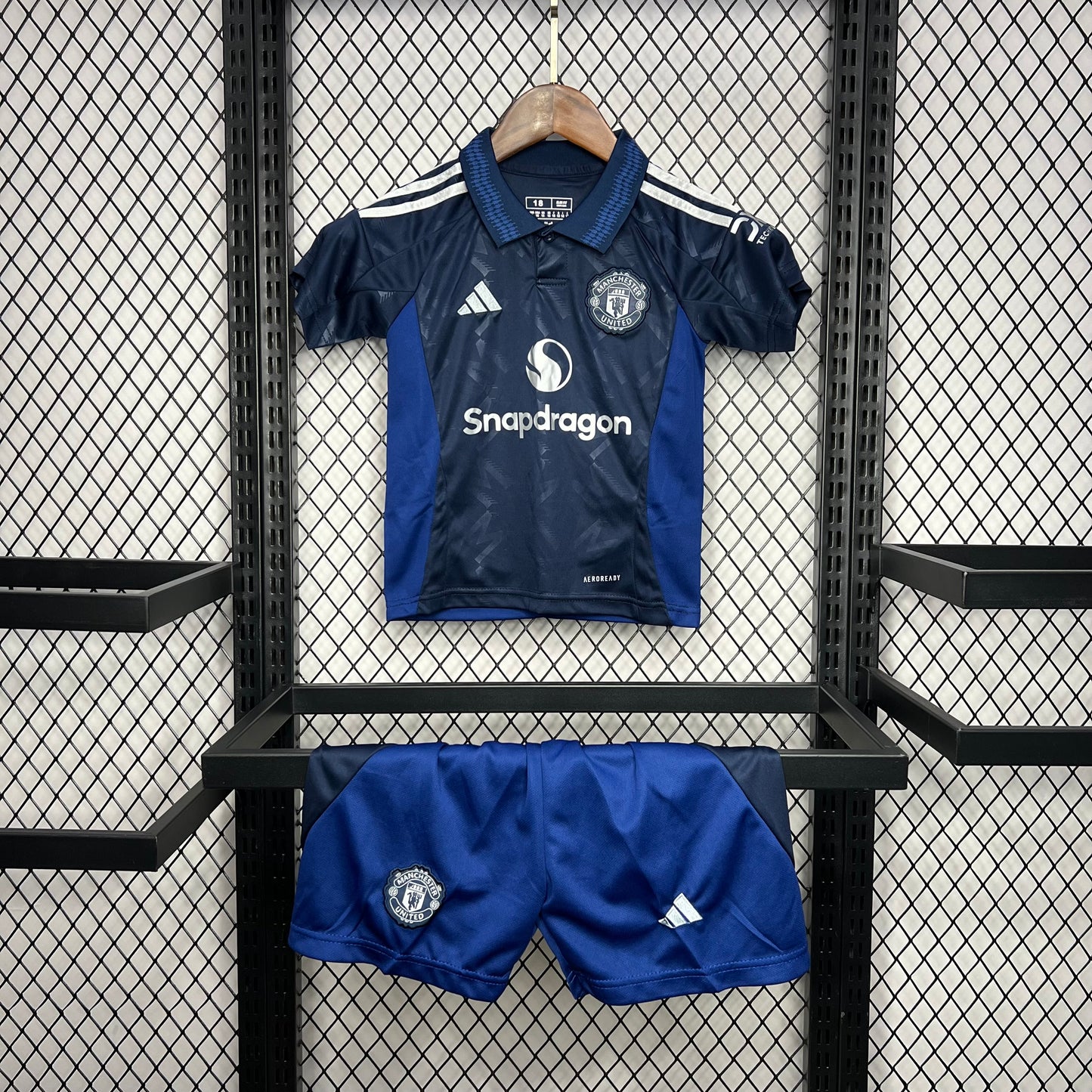 Kit infantil Manchester United Away 24/25 . - Azul Escuro