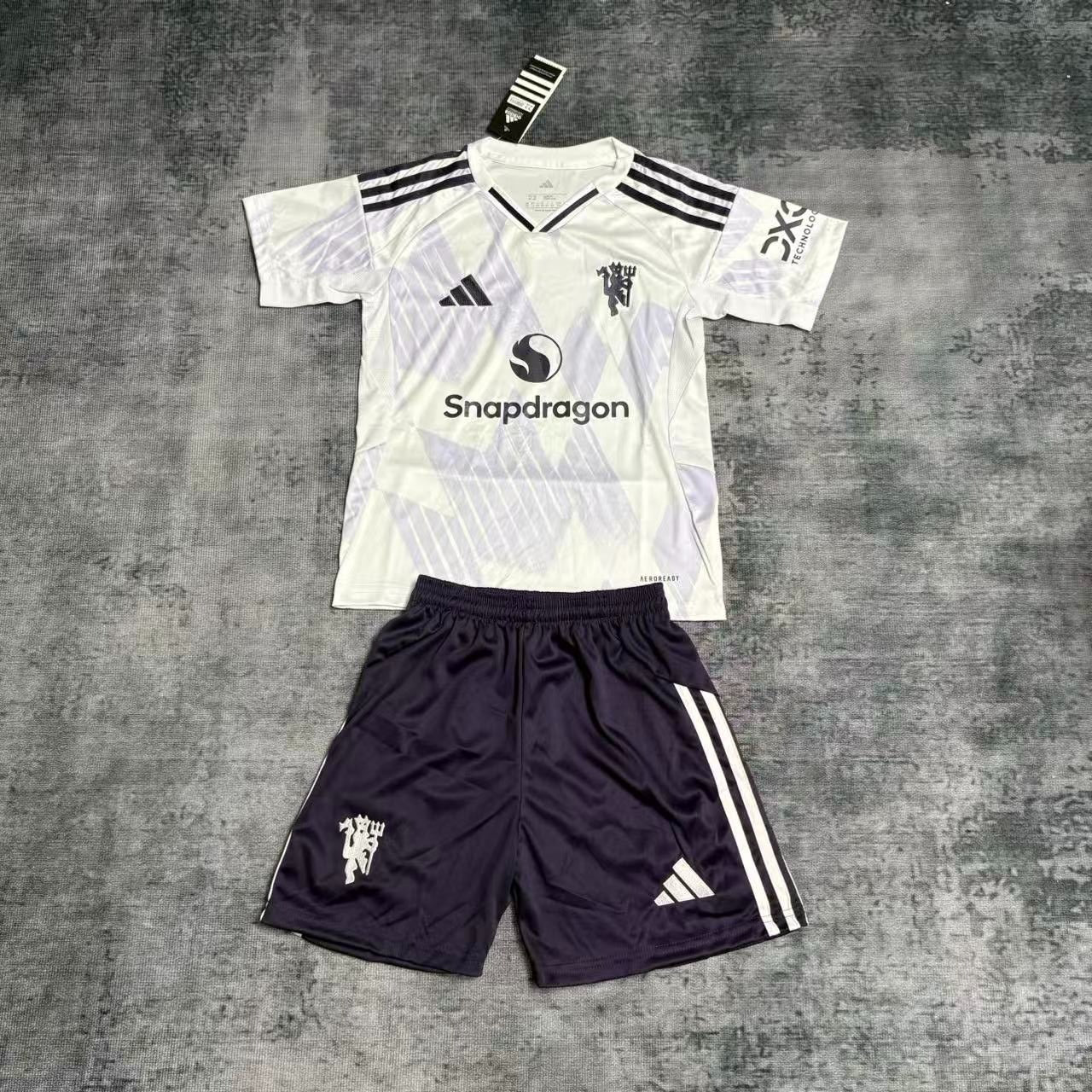 Kit infantil Manchester United Away 25/26 . - Branca