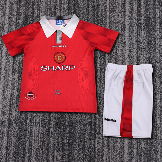 Kit infantil Manchester United Retrô Home 96/97 . - Vermelho