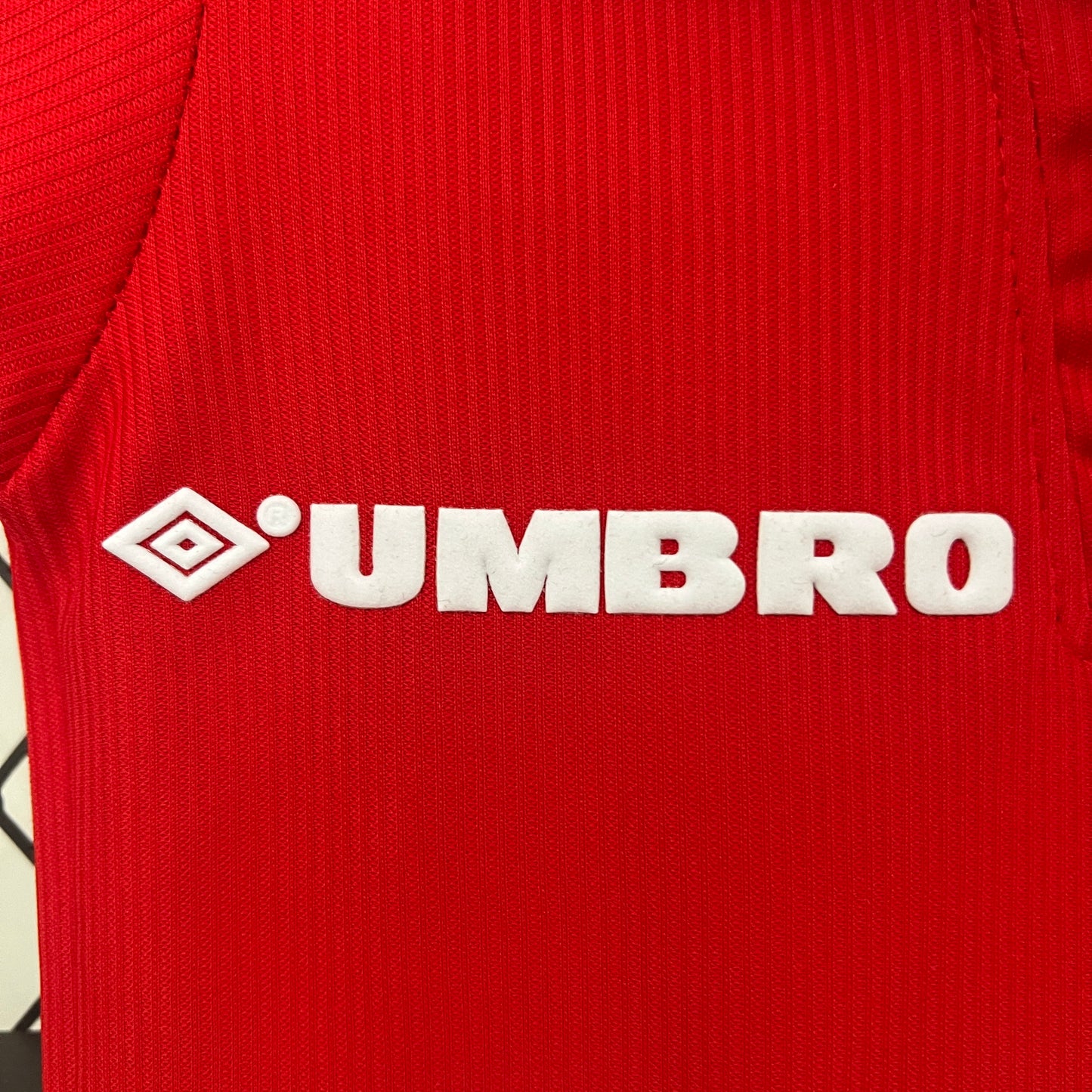 Kit infantil Manchester United Retrô Home 1999 . - Vermelho