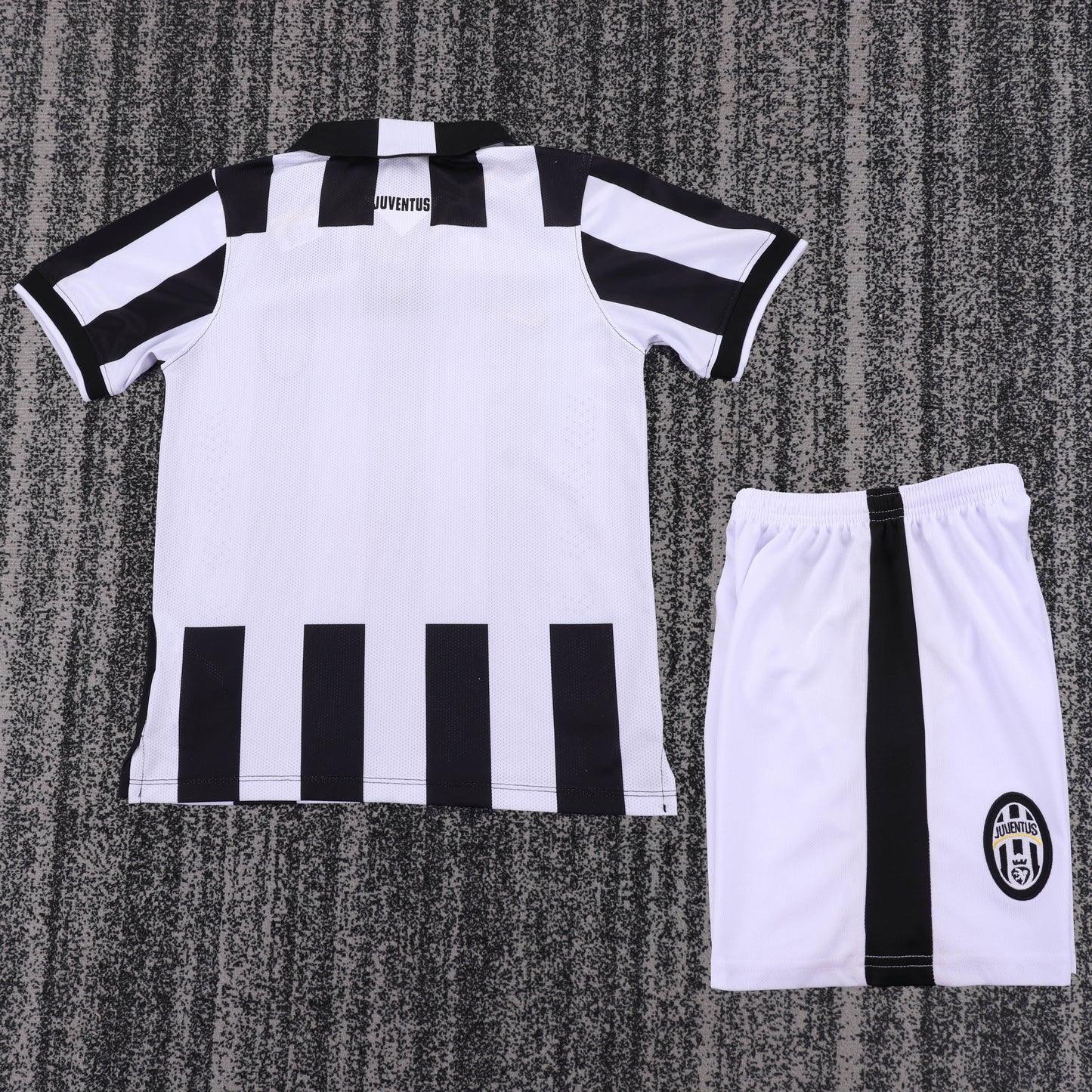 Kit Infantil Juventus Home Retrô 14/15 - Preto e Branco