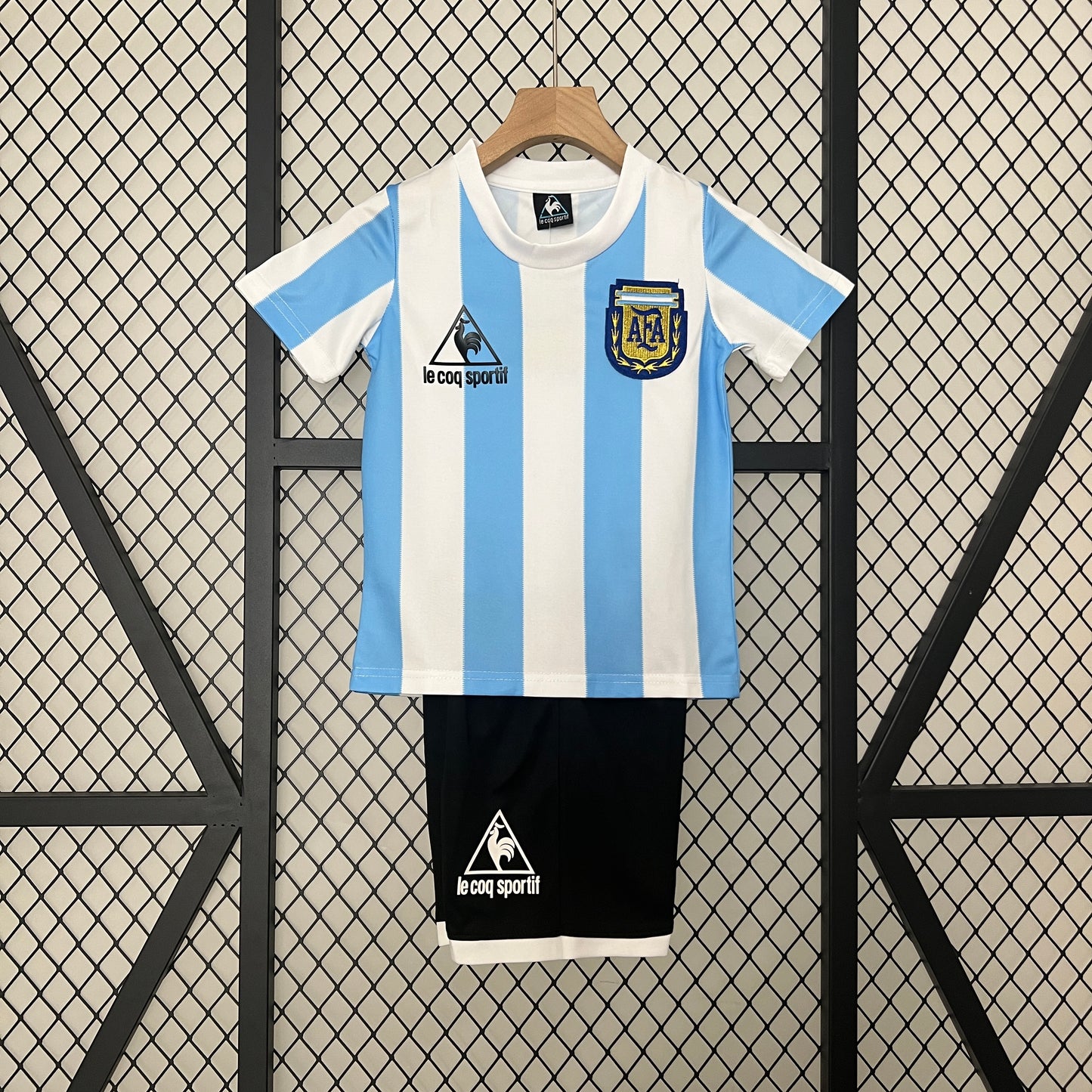 Kit Infantil Argentina Retro Home 1986 Le Coq Sportif -Branco e Azul