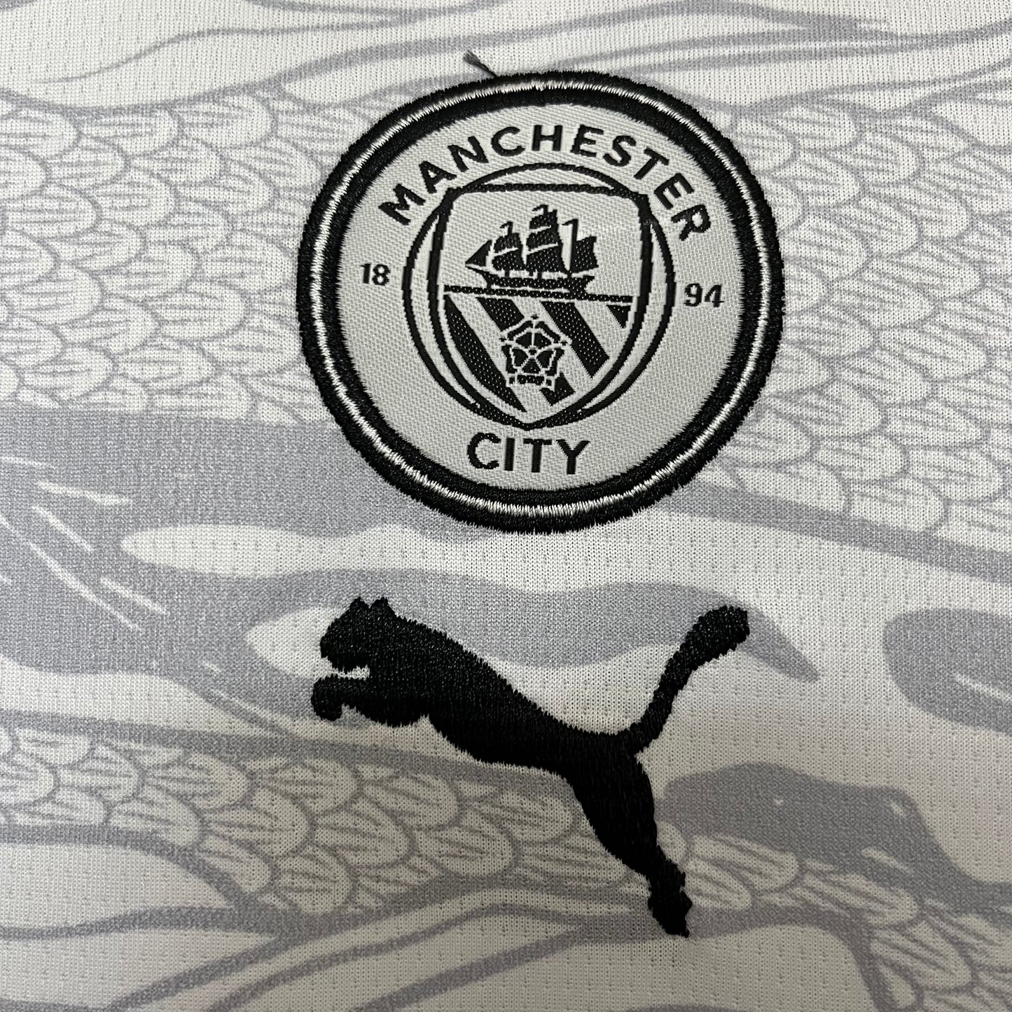 Kit Infantil Manchester City Edição Especial Ano Chines 24/25 . - Branca