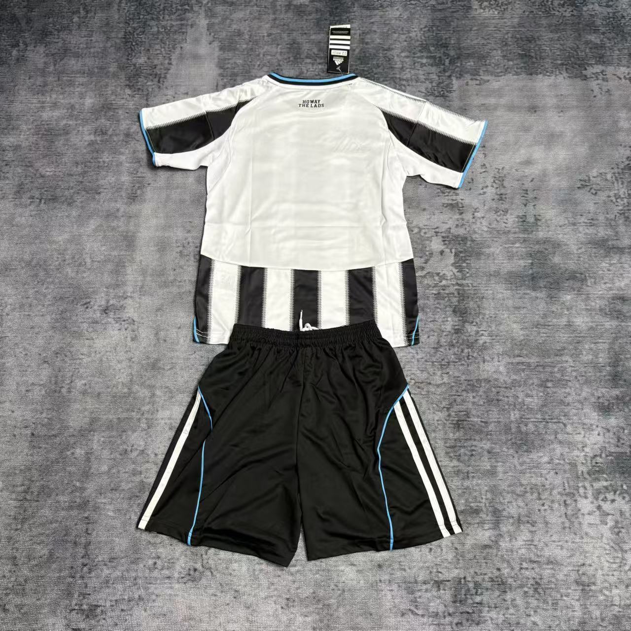 Kit Infantil Newcastle Home 25/26 . Castore - Preto e Branco
