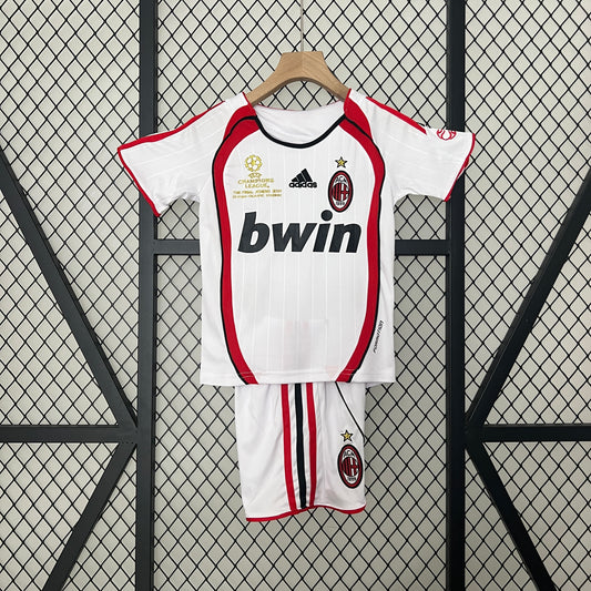 Kit Infantil Milan Away Retrô 2007 . - Branco