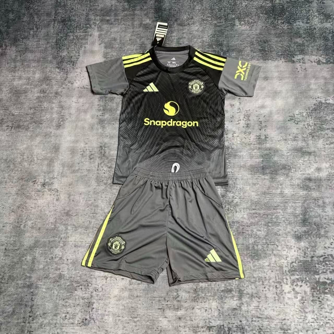 Kit Infantil Manchester United Goleiro 25/26 - Cinza