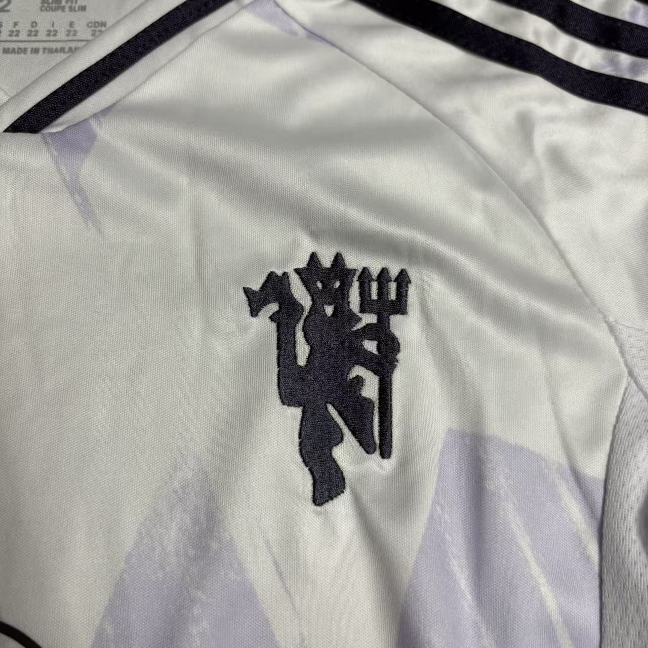 Kit infantil Manchester United Away 25/26 . - Branca