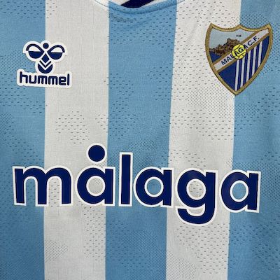 Kit Infantil Malaga Home 25/26 . Hummel - Branco e Azul
