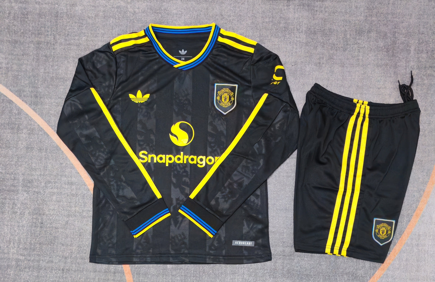 Kit infantil Manchester United Away Manga Longa 25/26 . - Preto