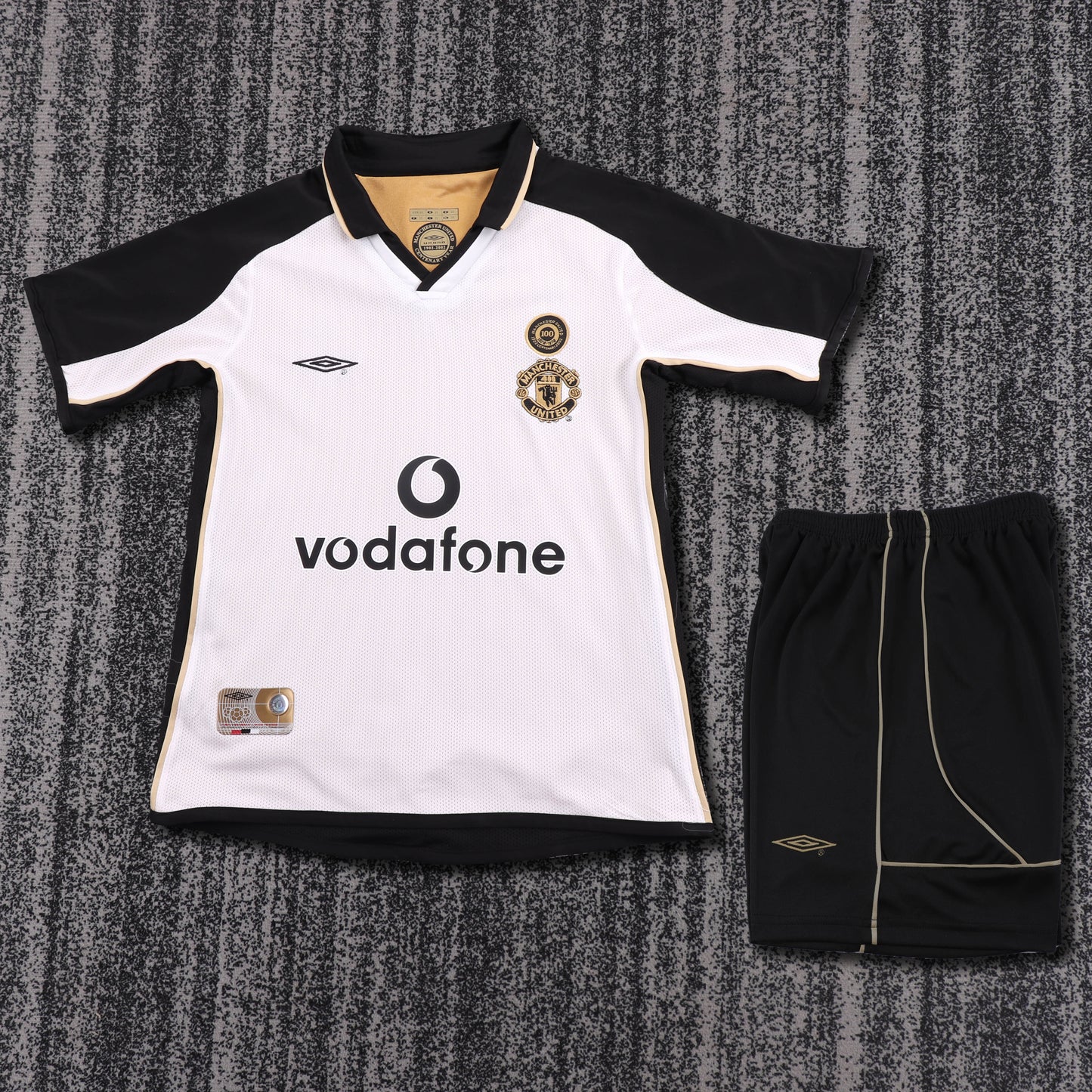 Kit infantil Manchester United Retrô Third 01/02 . - Branco