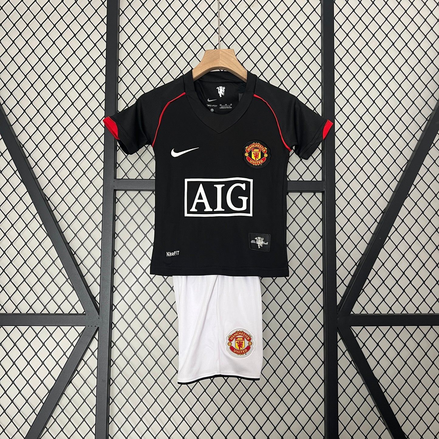 Kit infantil Manchester United Retrô Away 2008 . - Preto
