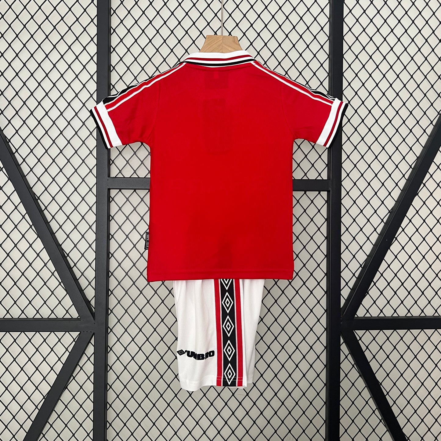 Kit infantil Manchester United Retrô Home 1999 . - Vermelho