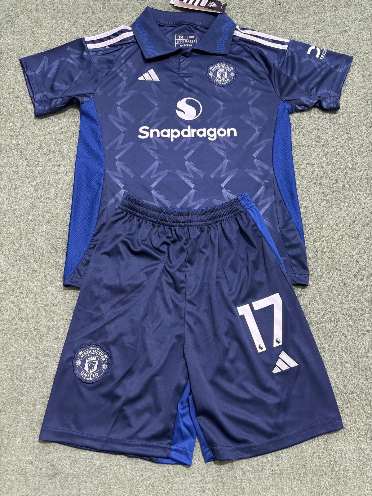 Kit infantil Manchester United Away 24/25 . - Azul Escuro
