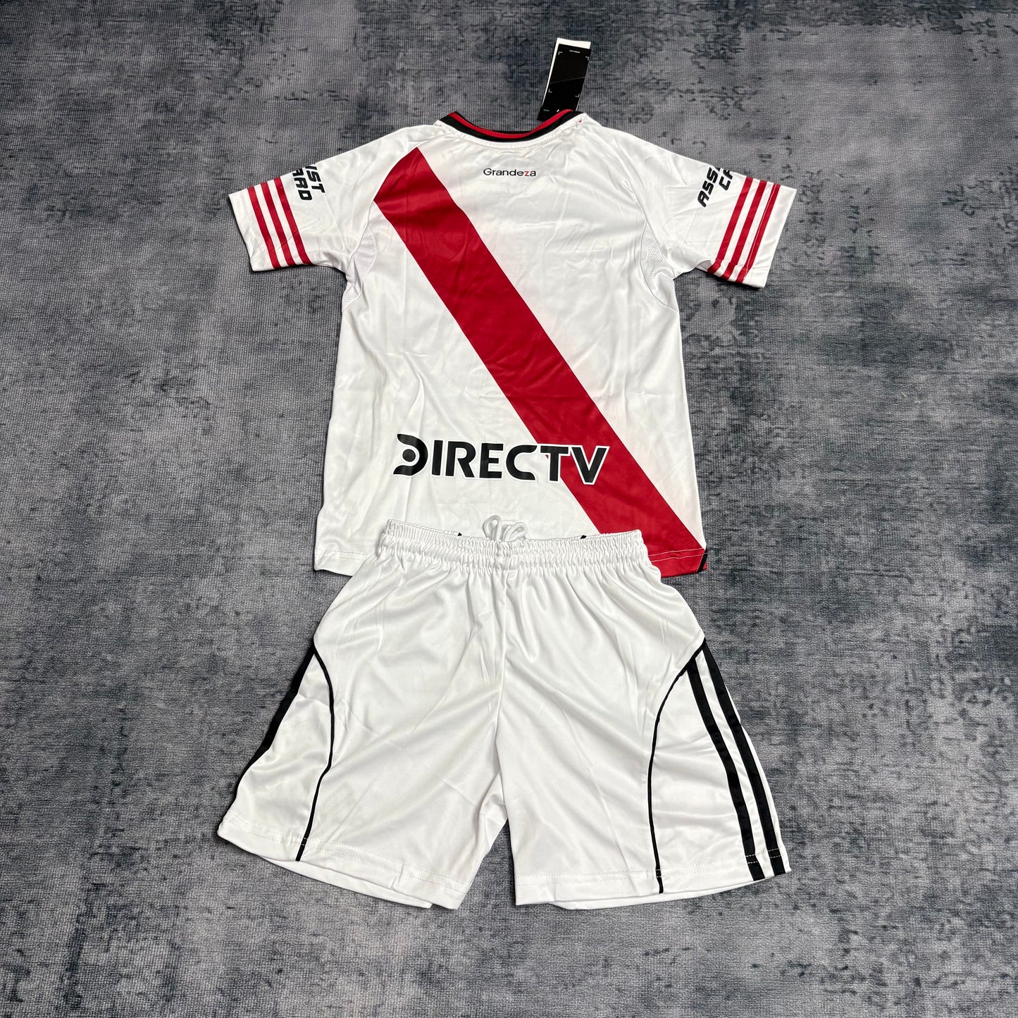 Kit Infantil River Plate Home 25/26 - Branco e Vermelho