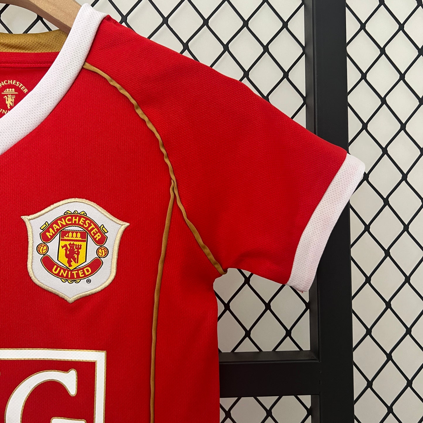 Kit infantil Manchester United Retrô Home 2006 . - Vermelho