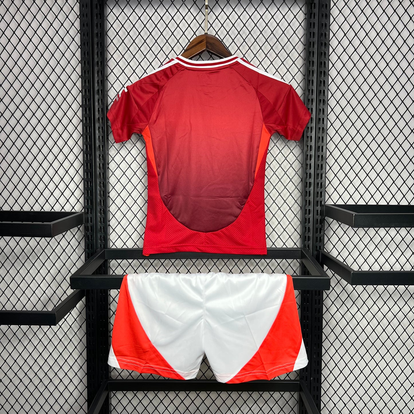 Kit infantil Manchester United Home 24/25 . - Vermelho