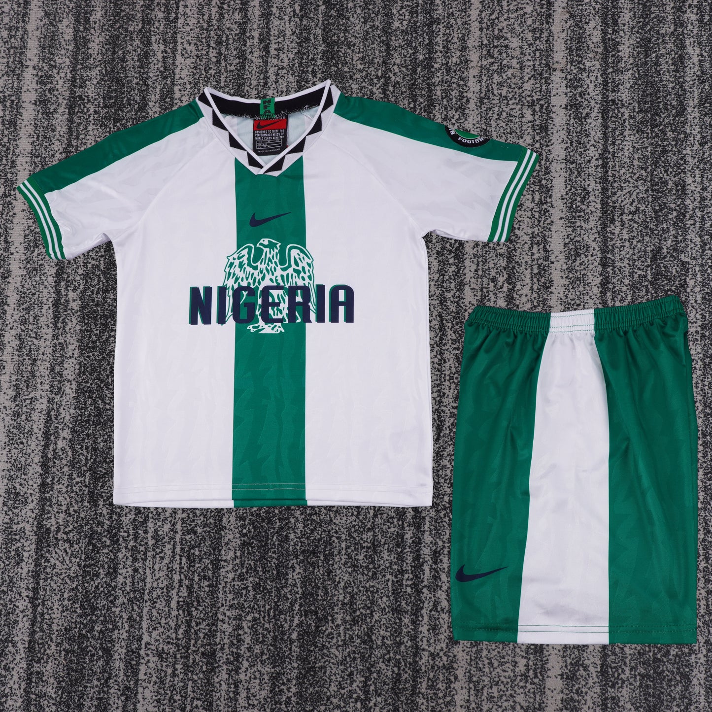 Kit Infantil Nigeria Away Retrô 1996 . - Branco e Verde