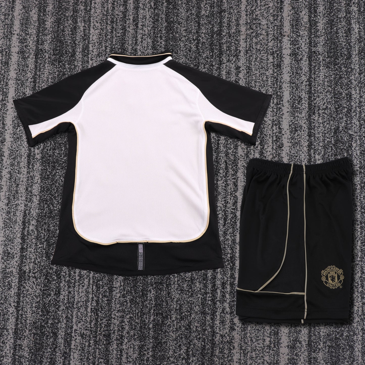Kit infantil Manchester United Retrô Third 01/02 . - Branco