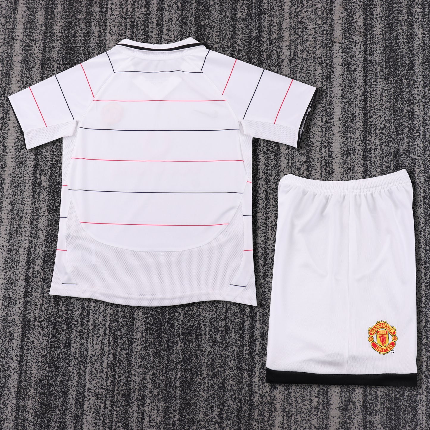 Kit infantil Manchester United Retrô Away 2003 . - Branca
