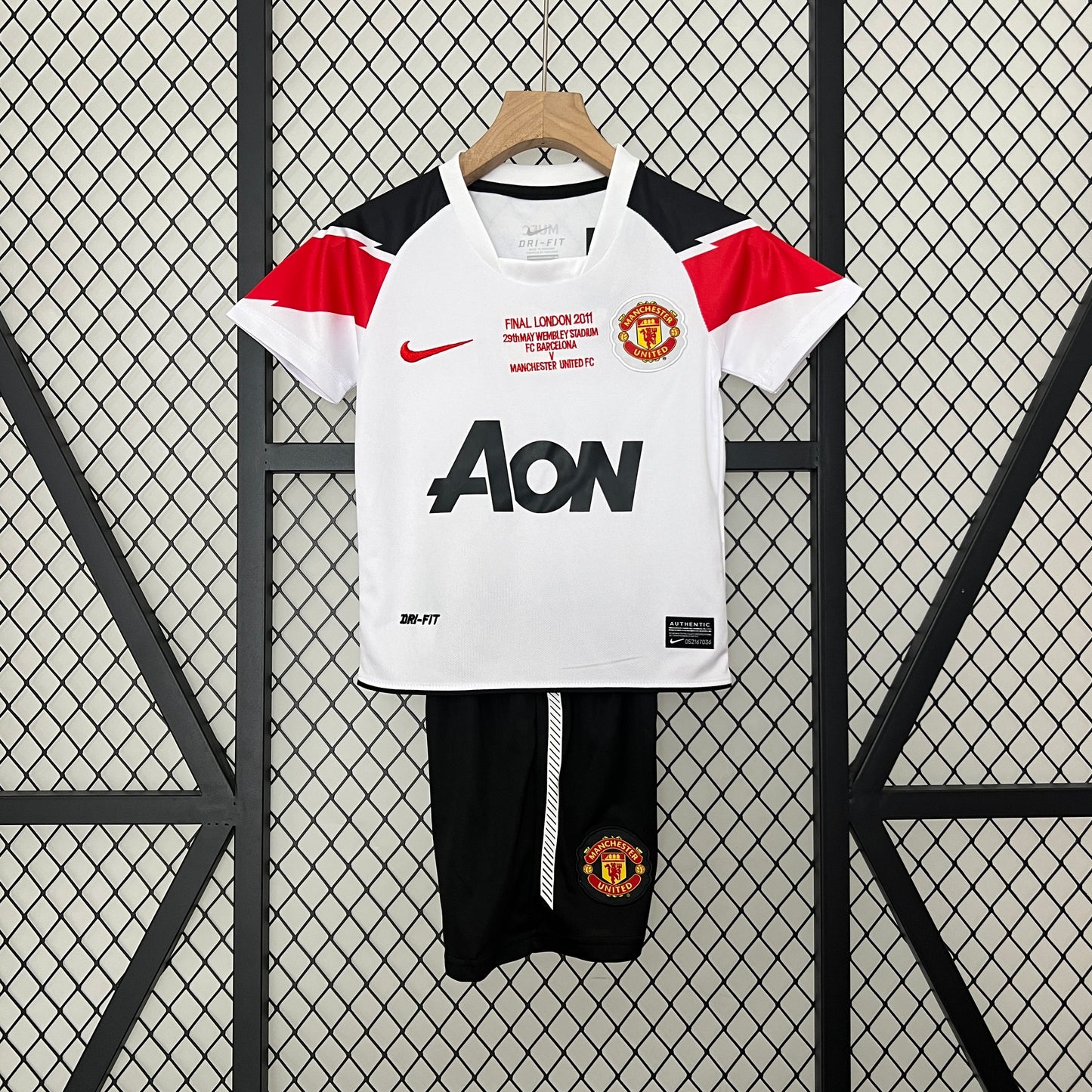 Kit infantil Manchester United Retrô Away 2010 . - Branca
